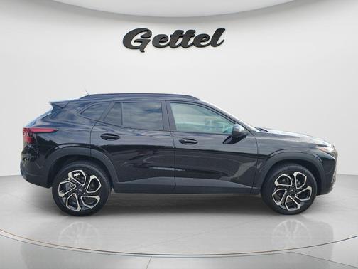 Mosaic Black Metallic 2025 Chevrolet Trax FWD 2RS