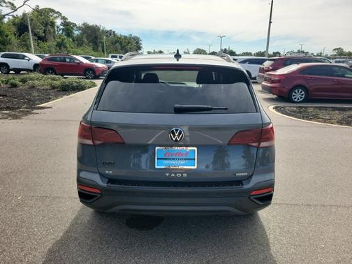 2024 Volkswagen Taos SE Black
