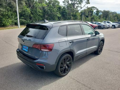 2024 Volkswagen Taos SE Black