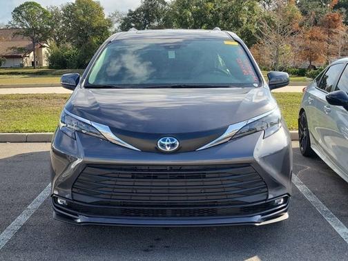 2025 Toyota Sienna XLE