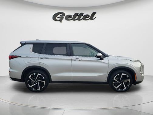 Alloy Silver Metallic 2024 Mitsubishi Outlander SE Black Edition