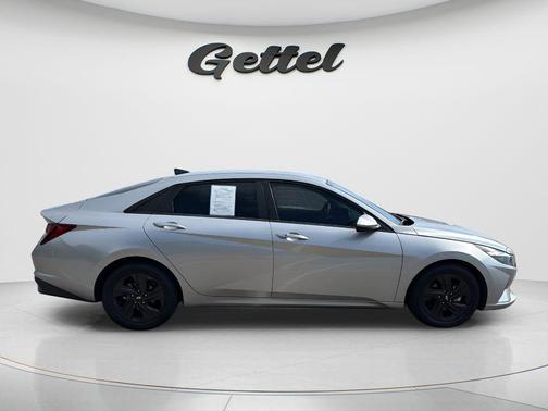 Shimmering Silver Pearl 2022 Hyundai ELANTRA SEL
