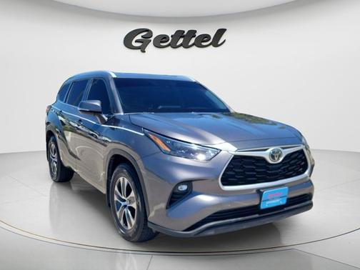 Magnetic Gray Metallic 2022 Toyota Highlander XLE