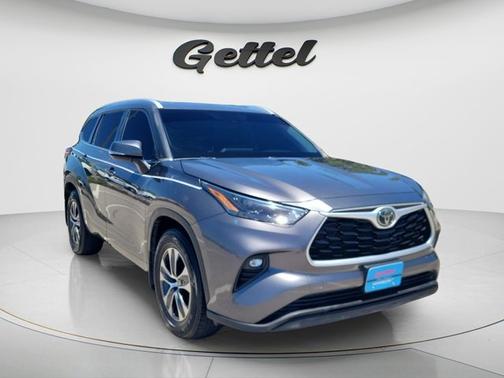 Magnetic Gray Metallic 2022 Toyota Highlander XLE