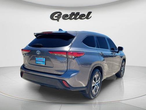 Magnetic Gray Metallic 2022 Toyota Highlander XLE