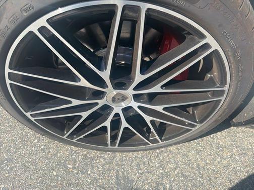 2025 Porsche Macan Turbo