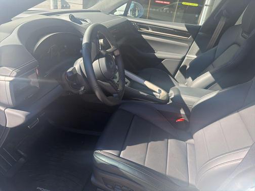 2025 Porsche Macan Turbo