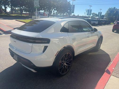 2025 Porsche Macan Turbo