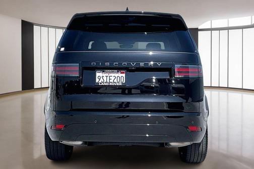 Santorini Black Metallic 2024 Land Rover Discovery P300 Dynamic SE