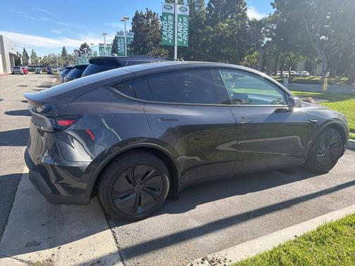 2026 Tesla Model Y Premium Rear-Wheel Drive