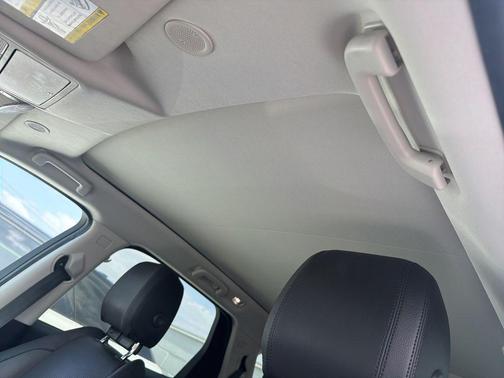 Fuji White 2023 Land Rover Discovery Sport SE