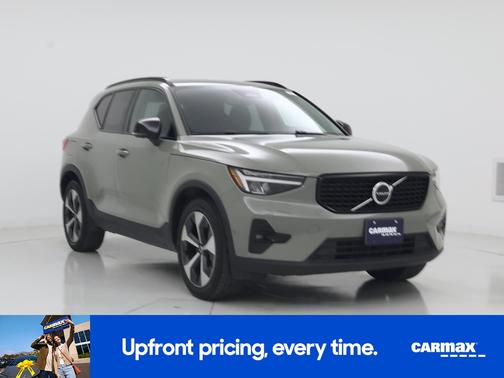 Green 2023 Volvo XC40 B4 Ultimate Dark Theme