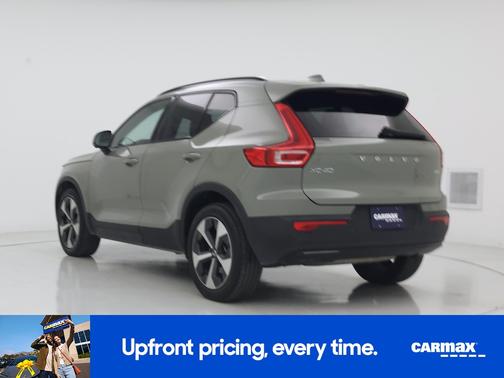 Green 2023 Volvo XC40 B4 Ultimate Dark Theme