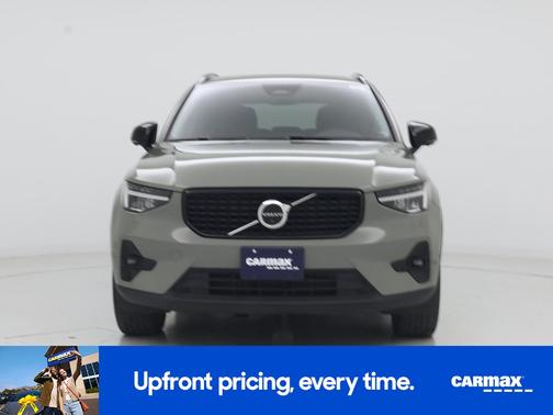 Green 2023 Volvo XC40 B4 Ultimate Dark Theme