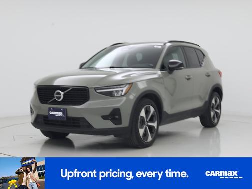 Green 2023 Volvo XC40 B4 Ultimate Dark Theme