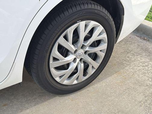 Super White 2018 Toyota Corolla LE