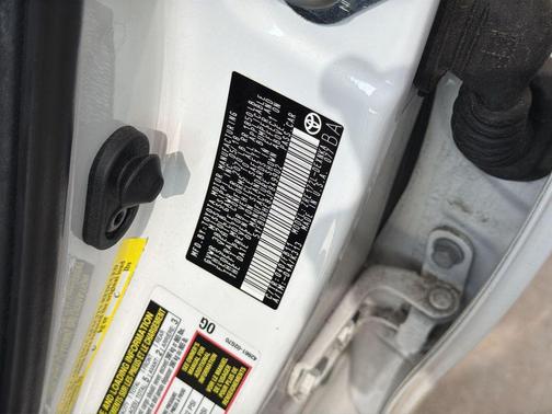 Super White 2018 Toyota Corolla LE