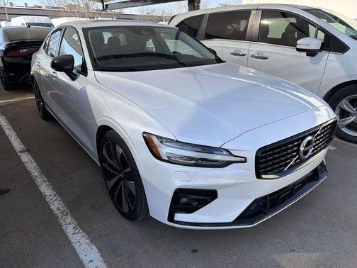 2022 Volvo S60 T5 Momentum