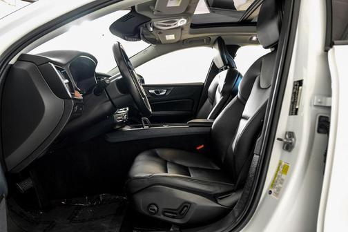 2022 Volvo S60 T5 Momentum