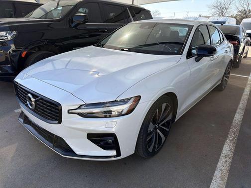 2022 Volvo S60 T5 Momentum