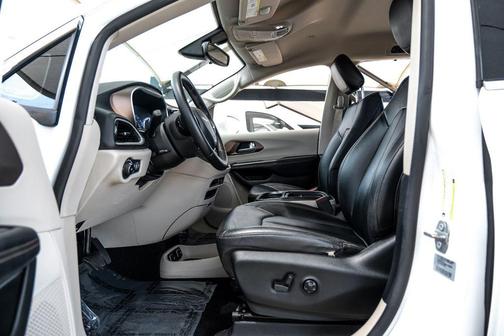 Bright White Clearcoat 2017 Chrysler Pacifica Touring-L