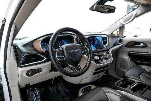 Bright White Clearcoat 2017 Chrysler Pacifica Touring-L