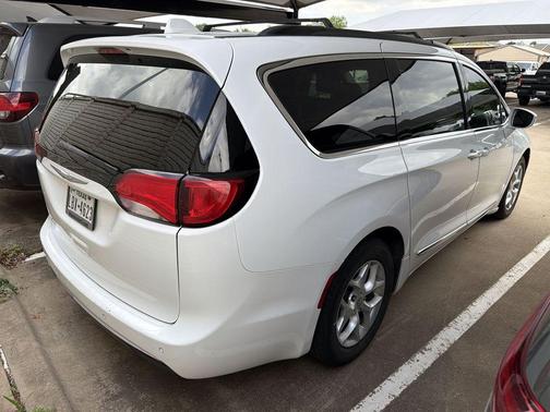 Bright White Clearcoat 2017 Chrysler Pacifica Touring-L