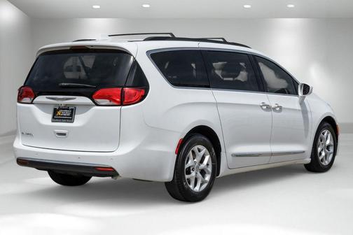 Bright White Clearcoat 2017 Chrysler Pacifica Touring-L