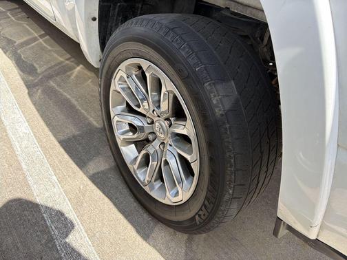 Ivory White Tri-Coat Pearlcoat 2022 RAM 1500 Laramie