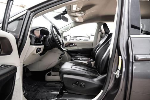 Granite Crystal Metallic Clearcoat 2018 Chrysler Pacifica Touring-L Plus