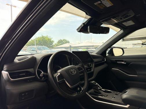 Midnight Black Metallic 2024 Toyota Highlander XSE