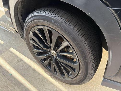 Midnight Black Metallic 2024 Toyota Highlander XSE