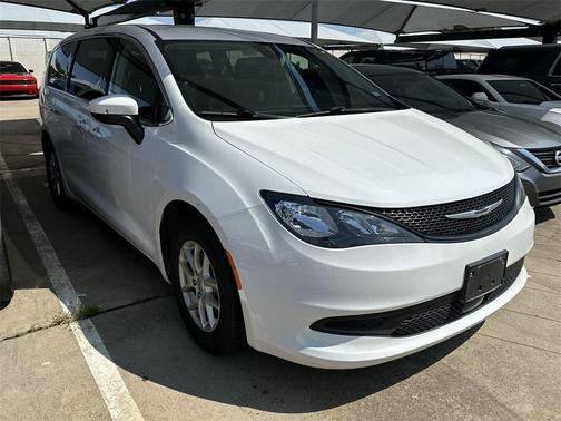 2022 Chrysler Voyager LX