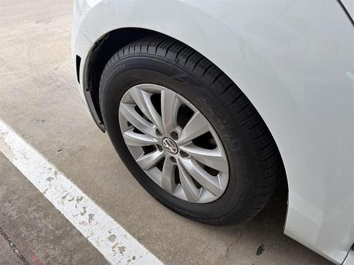 2014 Volkswagen Beetle Auto 1.8T Entry