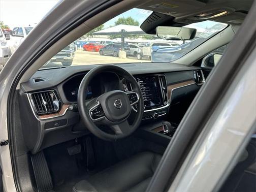 2024 Volvo S60 B5 Plus Dark Theme
