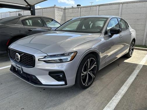 2024 Volvo S60 B5 Plus Dark Theme