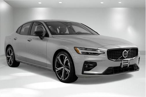 2024 Volvo S60 B5 Plus Dark Theme