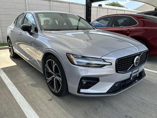 2024 Volvo S60 B5 Plus Dark Theme