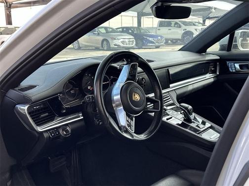 2017 Porsche Panamera 4