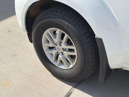 Glacier White 2018 Nissan Frontier SV