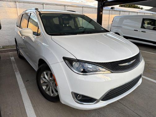 Bright White Clearcoat 2018 Chrysler Pacifica Touring-L