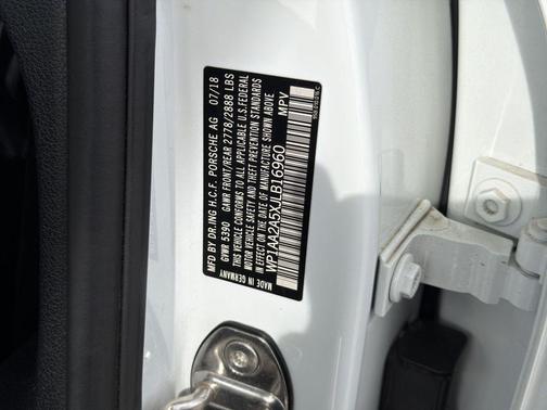 White 2018 Porsche Macan Macan