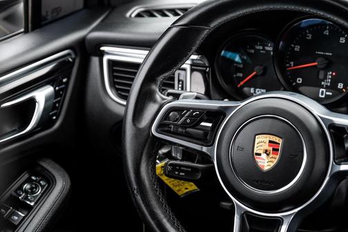 White 2018 Porsche Macan Macan