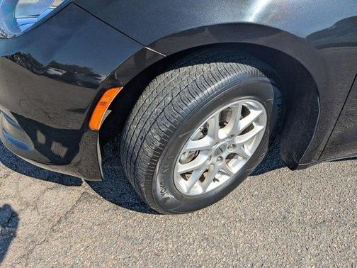 Brilliant Black Crystal Pearlcoat 2023 Chrysler Voyager LX