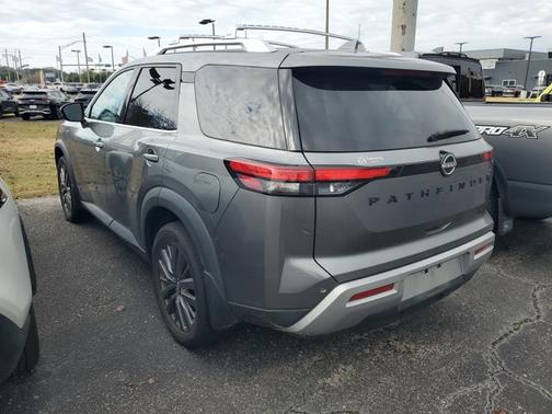 2024 Nissan Pathfinder SL