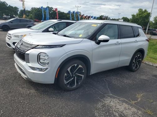 White 2024 Mitsubishi Outlander SEL