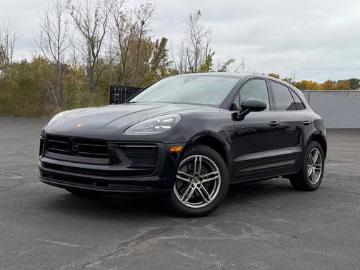 Jet Black Metallic 2024 Porsche Macan