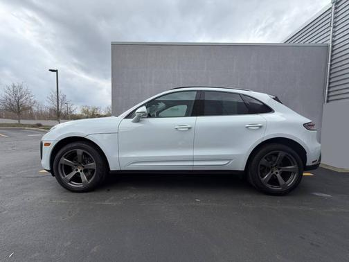 Carrara White Metallic 2025 Porsche Macan