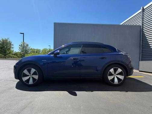 Gentian Blue Metallic 2024 Porsche Macan