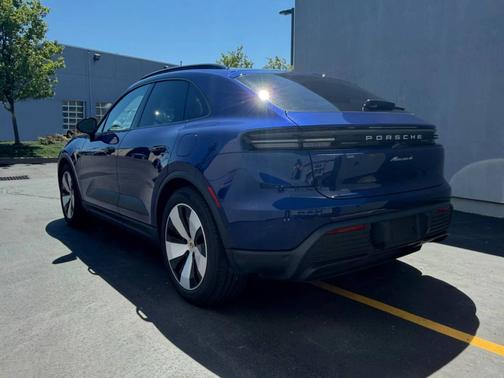 Gentian Blue Metallic 2024 Porsche Macan